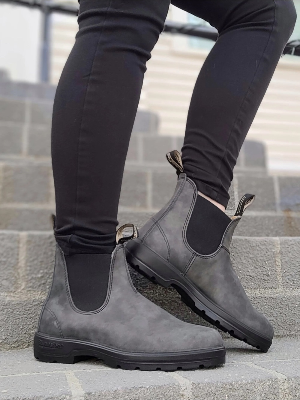 BLUNDSTONE 587 WOMEN’S CLASSIC CHELSEA LEATHER BOOTS – RUSTIC BLACK